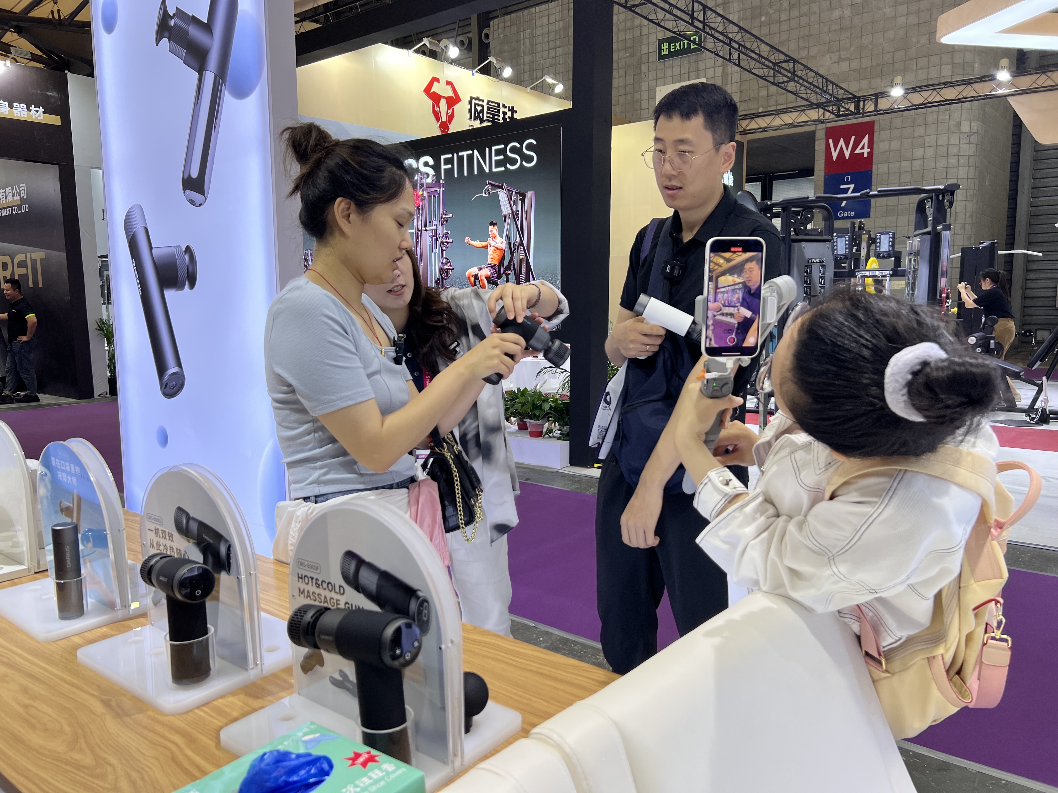 Experience a massage gun at the 2023 DAIRUS IWF exhibition. Experience a massage gun at the 2023 DAIRUS IWF exhibition.
